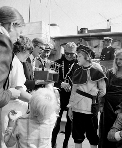 857269 Afbeelding van het bezoek van prinses Margriet en mr. Pieter van Vollenhoven aan Nieuwegein tijdens de viering ...